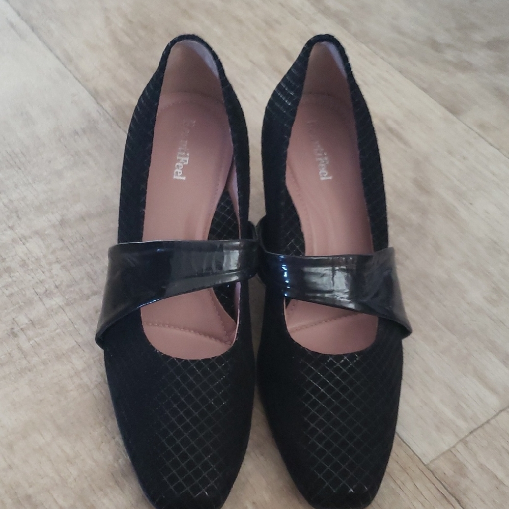 BeautiFeel Black Patterned 1 inch heel with Shiny Strap